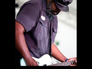 Alvin Youngblood Hart. Photo by Todd Geasland. 